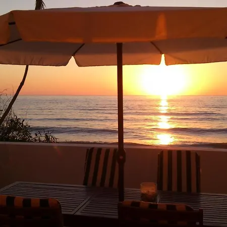 Seafront Family Beachouse In Cyprus Near Polis Hébergement de vacances *